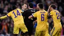 Kiper Juventus, Gianluigi Buffon melakukan protes keras terhadap wasit Michael Oliver dalam laga Liga Champions kontra Real Madrid di Santiago Bernabeu, Rabu (11/4). Buffon dikartu merah atas tindakannya memprotes secara berlebihan. (JAVIER SORIANO/AFP)