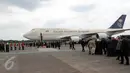 Suasana saat pesawat kerajaan yang membawa Raja Arab Saudi Salman bin Abdulaziz al-Saud tiba di Bandara Halim Perdanakusuma, Rabu (3/1). Serta satu unit Boeing 747-400, satu unit Boeing 757, dan satu unit pesawat Hercules. (Liputan6.com/Fery Pradolo)