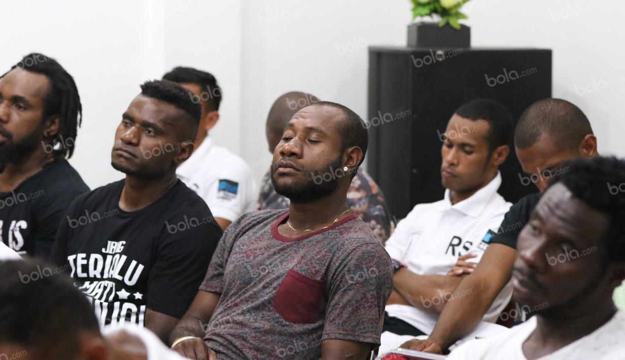Pemain Persipura serius mendengarkan khotbah dalam ibadah bersama di Hotel Yasmin, Jayapura, Kamis (28/4/2016). (Bola.com/Nicklas Hanoatubun)