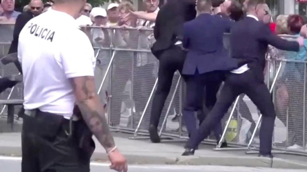 Tangkapan layar dari sebuah video memperlihatkan detik-detik mencekam ketika Perdana Menteri (PM) Slovakia,&nbsp;Robert Fico diberondong tembakan saat menemui warganya&nbsp;di Handlova, Slovakia, pada 15 Mei 2024. Insiden penembakan ini menyebabkan Fico m