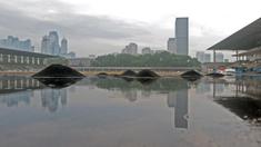 Suasana saat hujan menerpa tumpukan biji karet pada venue Atletik Stadion Madya di Kawasan Senayan Sport Center, Jakarta (12/10/2017). Venue Stadion Madya dalam tahap renovasi menyambut Asian Games 2018. (Bola.com/Nicklas Hanoatubun)