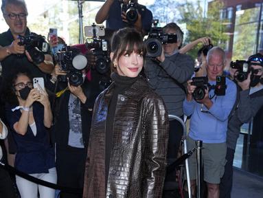 Anne Hathaway di fashion show Michael Kors. (Charles Sykes/Invision/AP)