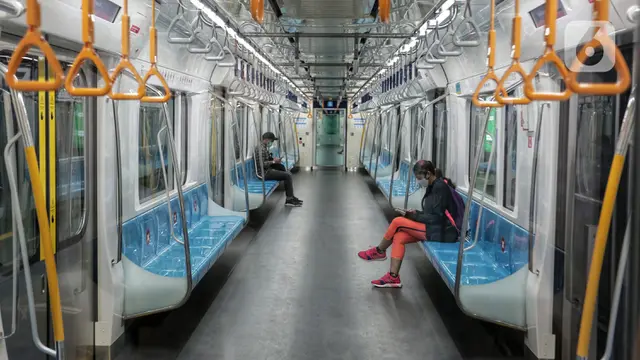 FOTO: Libur Lebaran di Tengah Pandemi, MRT Sepi Penumpang