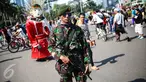 Pasukan TNI bersenjata lengkap berjaga dikawasan Bunderan HI, Jakarta, Minggu (31/7). Penjagaan tersebut dilakukan terkait pengamanan KTT ke-12 World Islamic Economic Forum (WIEF) di Jakarta pada 2-4 Agustus 2016. (Liputan6.com/Faizal Fanani)