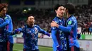Penyerang Jepang, Takumi Minamino (kedua kanan) berselebrasi  berselebrasi usai mencetak gol ke gawang Arab Saudi dalam laga kualifikasi Piala Dunia zona Asia Grup B di Saitama Stadium, Saitama, Jepang, Selasa (1/2/2022). Jepang menang dengan skor 2-0. (AFP/Philip Fong)