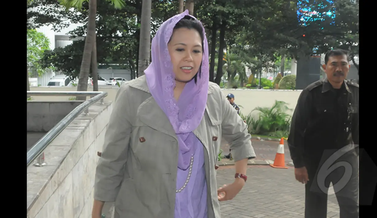 Yenny Wahid saat tiba di depan Gedung Komisi Pemberantasan Korupsi (KPK), Jakarta, Kamis (12/2/2015). Yenny Wahid menyampaikan titipan dukungan warga pesantren di jawa barat. (Liputan6.com/Herman Zakharia)