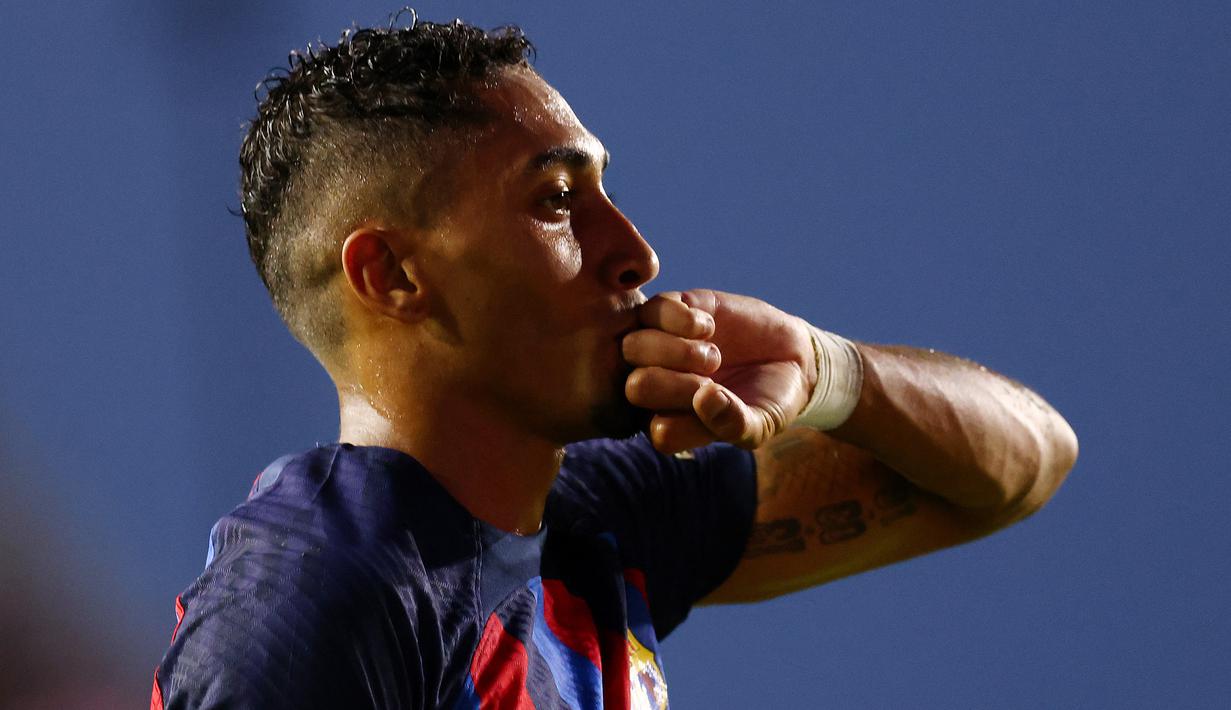 Pada menit ke-25 Barcelona menambah keunggulan menjadi 2-0 melalui salah satu rekrutan anyar mereka, Raphinha. Sepakan volinya usai menerima umpan Alejandro Balde tidak mampu diantisipasi kiper Inter Miami, Nick Marsman. (AFP/Getty Images/ Michael Reaves)