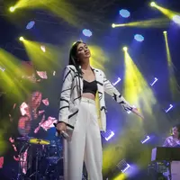 Mikha Tambayong tampil monokrom mengenakan blazer berwarna putih dengan motif garis hitam. Ia memadukannya dengan crop top hitam untuk innerwear dan celana panjang berwarna putih. Foto: Instagram.