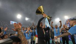 Pelatih Napoli, Antonio Conte, merayakan keberhasilan meraih Scudetto di upacara penghargaan usai laga Serie A kontra Cagliari di Stadio Diego Armando Maradona, Sabtu, 24 Mei 2025. (AP Photo/Gregorio Borgia)