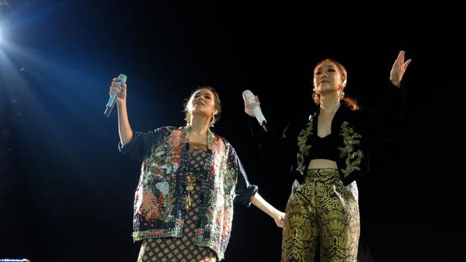 Penampilan Raisa dan Bunga Citra Lestari dalam konser Batik Music Festival 2019 yang digelar di Candi Prambanan, Yogyakarta, Sabtu (5/10/2019). (Foto: Rajawali Indonesia)