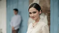 Detail Kebaya Syifa Hadju saat Prewedding, Tampil Elegan dengan Busana Tradisional