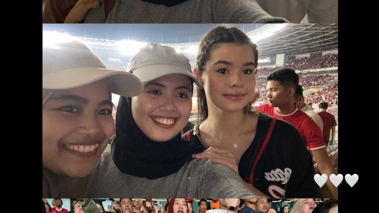 Tak sedikit penonton yang menyadari kehadiran Zize dan meminta foto bersama. Istri Pratama Arhan ini sangat ramah dan bersedia melayani permintaan foto dari orang-orang.<br><br>