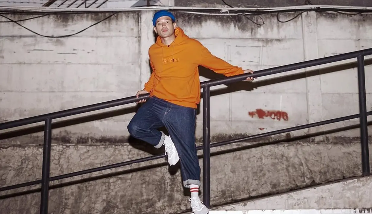 "Alhamdulillahnya kalau anak sama istri, selama pandemi kita keluarga lebih ke quality time, kayak menghabiskan waktu bertiga. Jadi lebih menarik dengan adanya pandemi ini quality time lebih banyk dari biasanya," pungkas Tarra Budiman.  (Instagram/tarrabudiman)