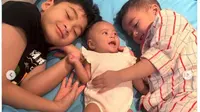 Raffi Ahmad dan Nagita Slavina Ungkap Wajah Baby Lily Tanpa Stiker, Disebut Mirip Rafathar dan Rayyanza.&nbsp; foto: (dok.Instagram @raffinagita1717/https://www.instagram.com/p/C7saatevhis/Henry)