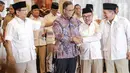 Gubernur DKI Jakarta, Anies Baswedan (kedua kanan) bersalaman dengan Wakil Ketua Umum Gerindra, Ferry Juliantono (kanan) usai pengumuman calon Gubernur Jawa Tengah di Rumah Kertanegara, Jakarta, Rabu (13/12). (Liputan6.com/Faizal Fanani)