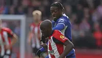 Yoane Wissa dan Axel Disasi berebut bola dalam laga Brentford kontra Chelsea dalam laga lanjutan Premier League 2023/2024, Sabtu (2/3/2024) malam WIB. (AP Photo/Ian Walton)