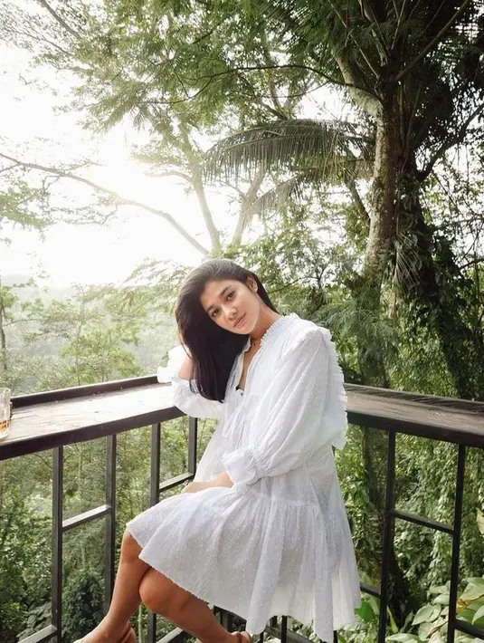 <p>Berlibur ke Bali bersama sang kekasih, Naysilla Mirdad tampak memesona dalam balutan outfit yang sederhana. Dress bergaya bohemian dengan aksen ruffle pada bagian dada menampilkan kesan klasik yang tak lekang oleh waktu. (Instagram/ Naysilla Mirdad)</p>