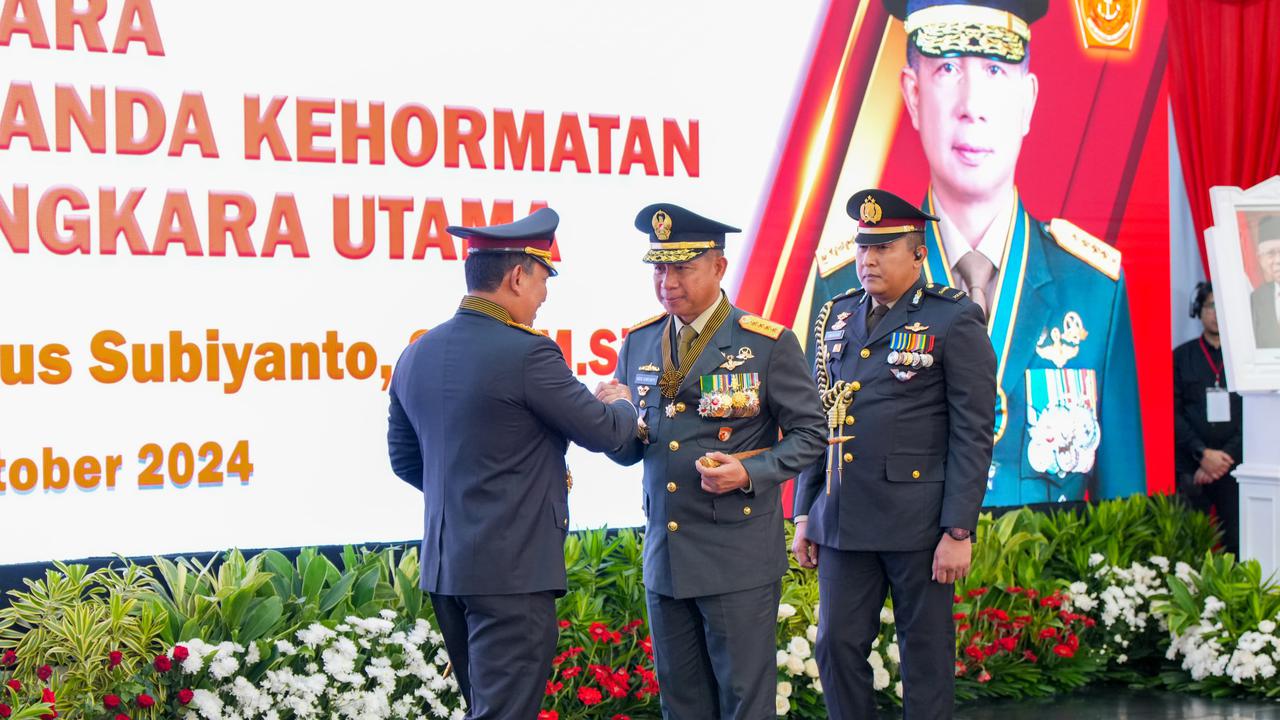 Kapolri Sematkan Bintang Bhayangkara Utama ke Panglima dan 3 Kepala Staf TNI