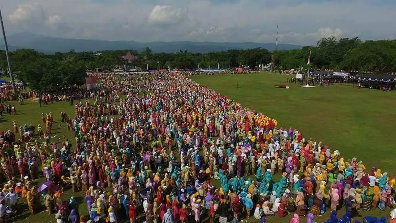 17 Ribu Perempuan Pekalongan Berkebaya Cetak Rekor MURI