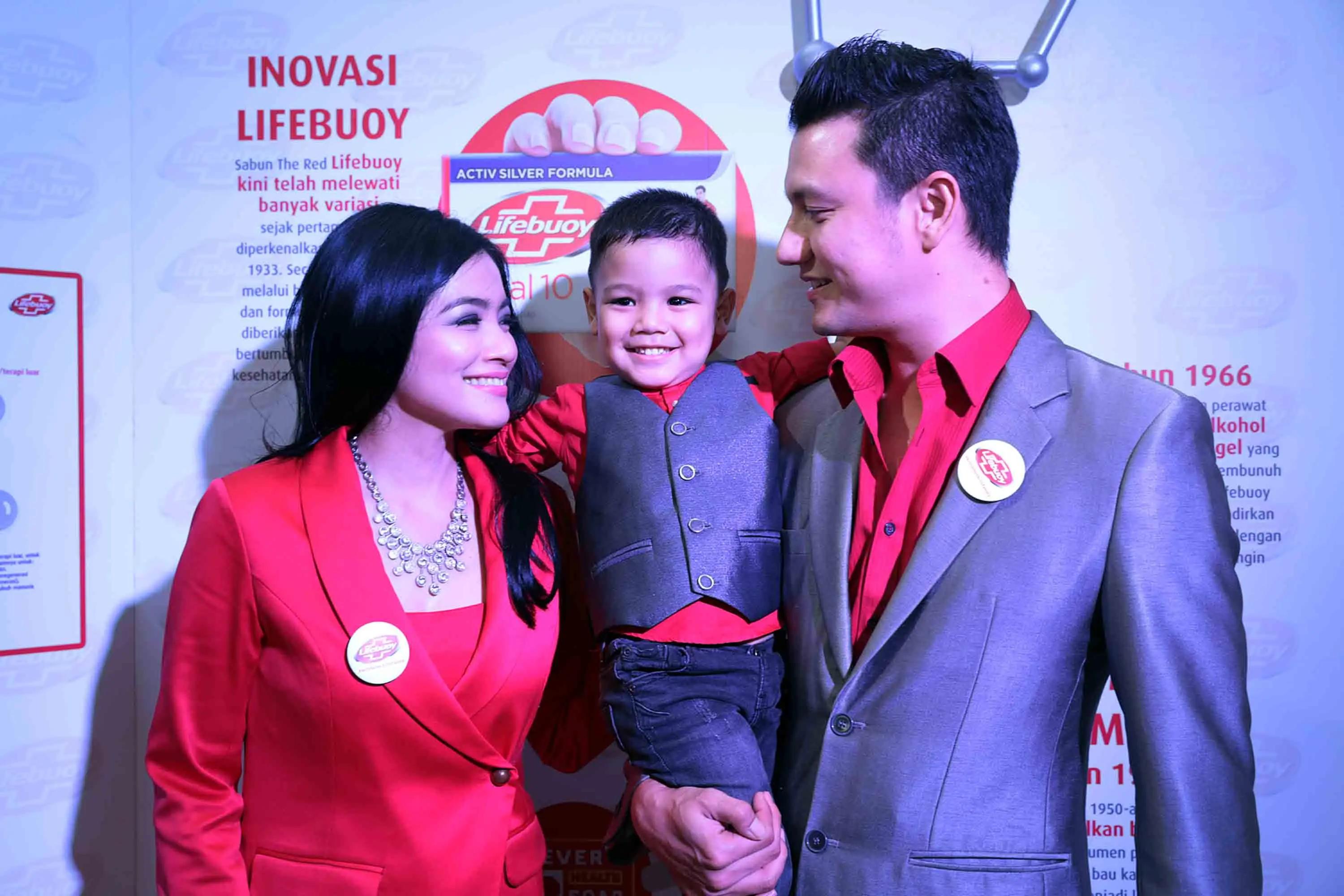 Christian Sugiono dan Titi Kamal bersama anaknya. (Deki Prayoga/Bintang.com)