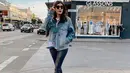 Gaya street style yang bisa kamu tiru, padukan jaket jeans dengan stripe tee dan legging, simple tapi kece!  (Instagram/carissa_puteri).