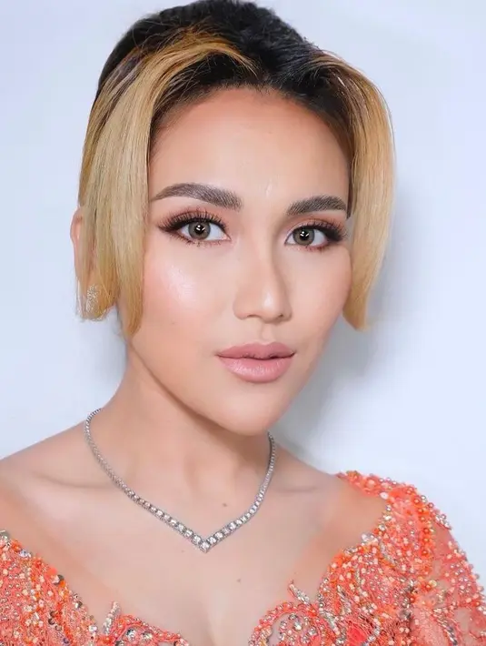 Untuk makeup, pedangdut ini memilih tampilan flawless dengan makeup nuansa nude-pink. (Instagram/ayutingting92).