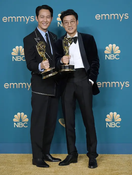 Sutradara Hwang Dong-hyuk berpose dengan Lee Jung-jae pemenang Emmy untuk aktor utama terbaik Terbaik dalam serial “Squid Game” di ajang Emmy Awards ke-74 di Microsoft Theater, Los Angeles, Amerika (11/9/2022). (AP Photo/Jae C. Hong)
