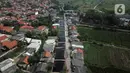 Foto udara aliran Kali Cilemahabang yang menghitam di kawasan Karangbahagia, Kabupaten Bekasi, Jawa Barat, Selasa (7/9/2021). Warga memanfaatkan aliran Kali Cilemahabang yang menghitam dan mengeluarkan bau tak sedap untuk mencuci baju hingga mandi. (Liputan6.com/ Herman Zakharia)