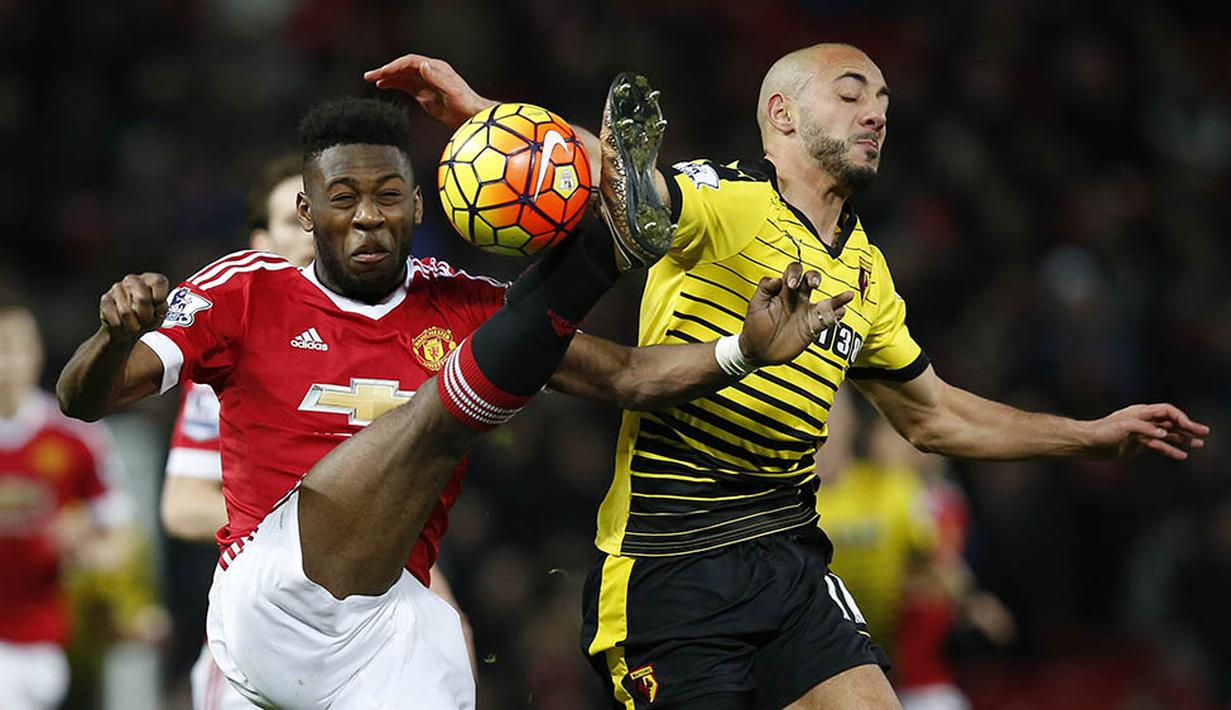 Bek Manchester United, Timothy Fosu-Mensah, membuat bola dari jangkauan gelandang Watford, Nordin Amrabat. Sementara untuk Watford, hasil ini membuat mereka turun ke peringkat 12. (Reuters/Andrew Yates)
