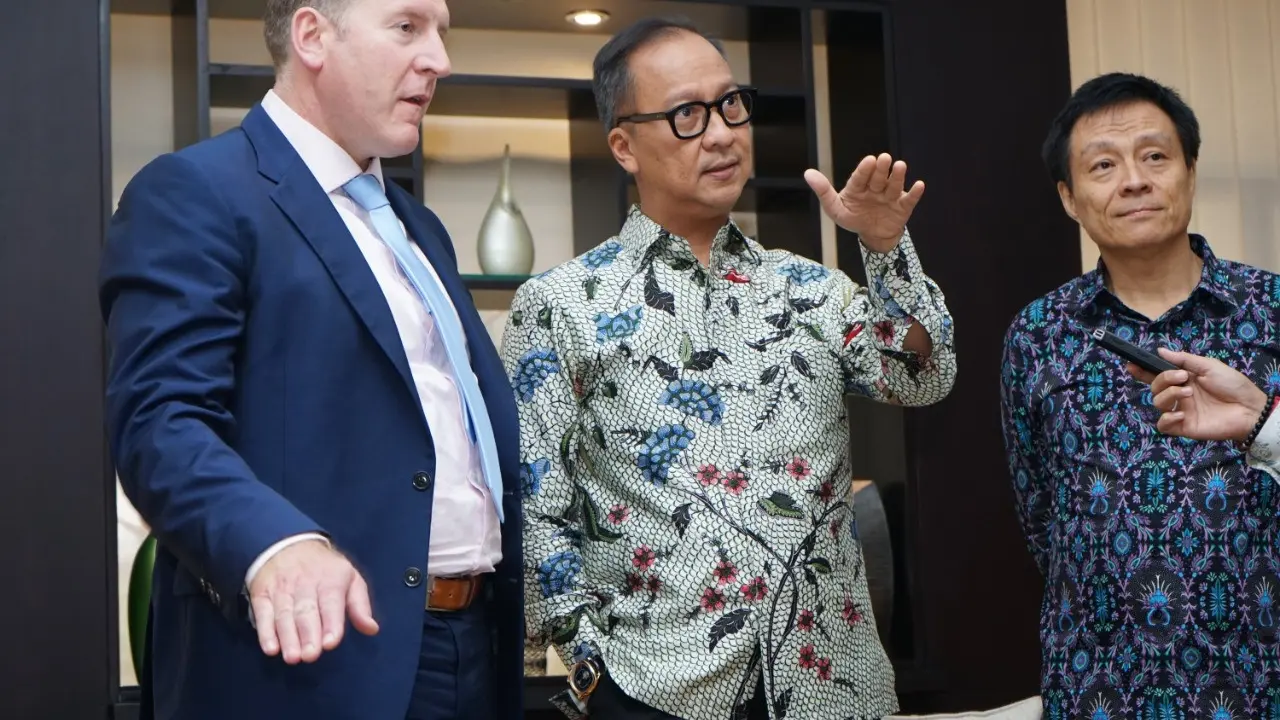 Menteri Perindustrian Agus Gumiwang Kartasasmita (tengah) berbincang dengan CEO Dunlop Aircraft Tyres Gordon Roper (kiri) serta CEO PT Rubberman Indonesia Harianto (kanan) di Jakarta