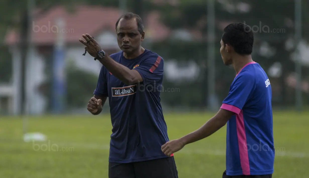 Pelatih Selangor FA, Pachaiappan Maniam, memberi instruksi kepada Evan Dimas saat latihan di Lapangan SUK, Selangor, Sabtu (3/2/2018). Selangor FA bersiap jelang laga perdana Liga Super Malaysia melawan Kuala Lumpur FA. (Bola.com/Vitalis Yogi Trisna)