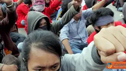 Citizen6, Makassar: Mereka menuntut pemerintah agar membatkan kenaikan harga BBM yang akan berlaku mulai 1 april 2012 mendatang. (Pengirim: Rahmad Didi)