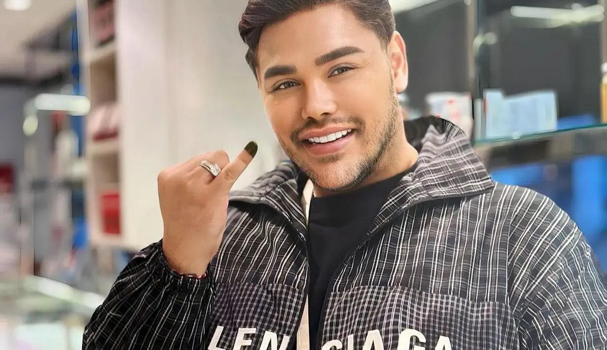 Ivan Gunawan yang sedang berada di Paris pun tak ketinggalan menggunakan hak suaranya. Ia mengunggah potret dirinya menunjukkan jari kelingkingnya yang telah terkena tinta, mengenakan sebuah kaus hitam yang ditumpuknya dengan jaket dari high-end brand Balenciaga. [Foto: Instagram/ivan_gunawan]