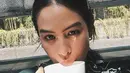 Menikmati secangkir minuman, Maudy Ayunda berbagi potret wajah dirinya dengan riasan tak berlebihan. Mana potret Maudy Ayunda yang jadi favoritmu? Foto: Instagram.