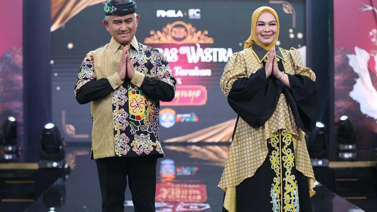 FOTO: Wali Kota Tarakan & Istri Tampil Elegan  dengan Batik Khas Tarakan di Parade Wastra Nusantara 2025