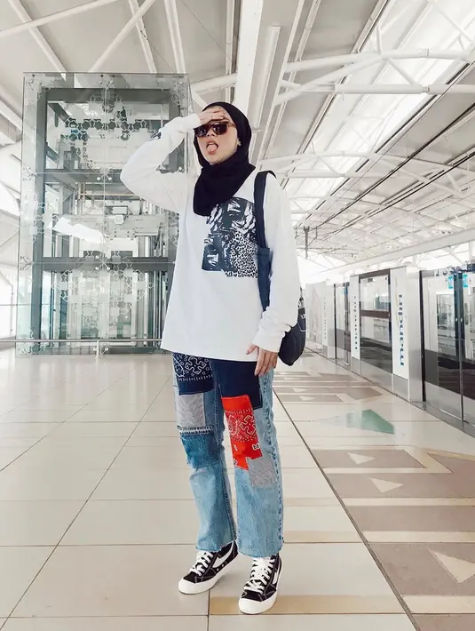 Pada 2017, grup Blink pun bubar dan semua personilnya meniti solo karier baik sebagai penyanyi maupun aktris. Di 2019, Via pun merilis lagu debut solo perdananya yang bertajuk ‘New York’. (Liputan6.com/IG/@siviazizah)