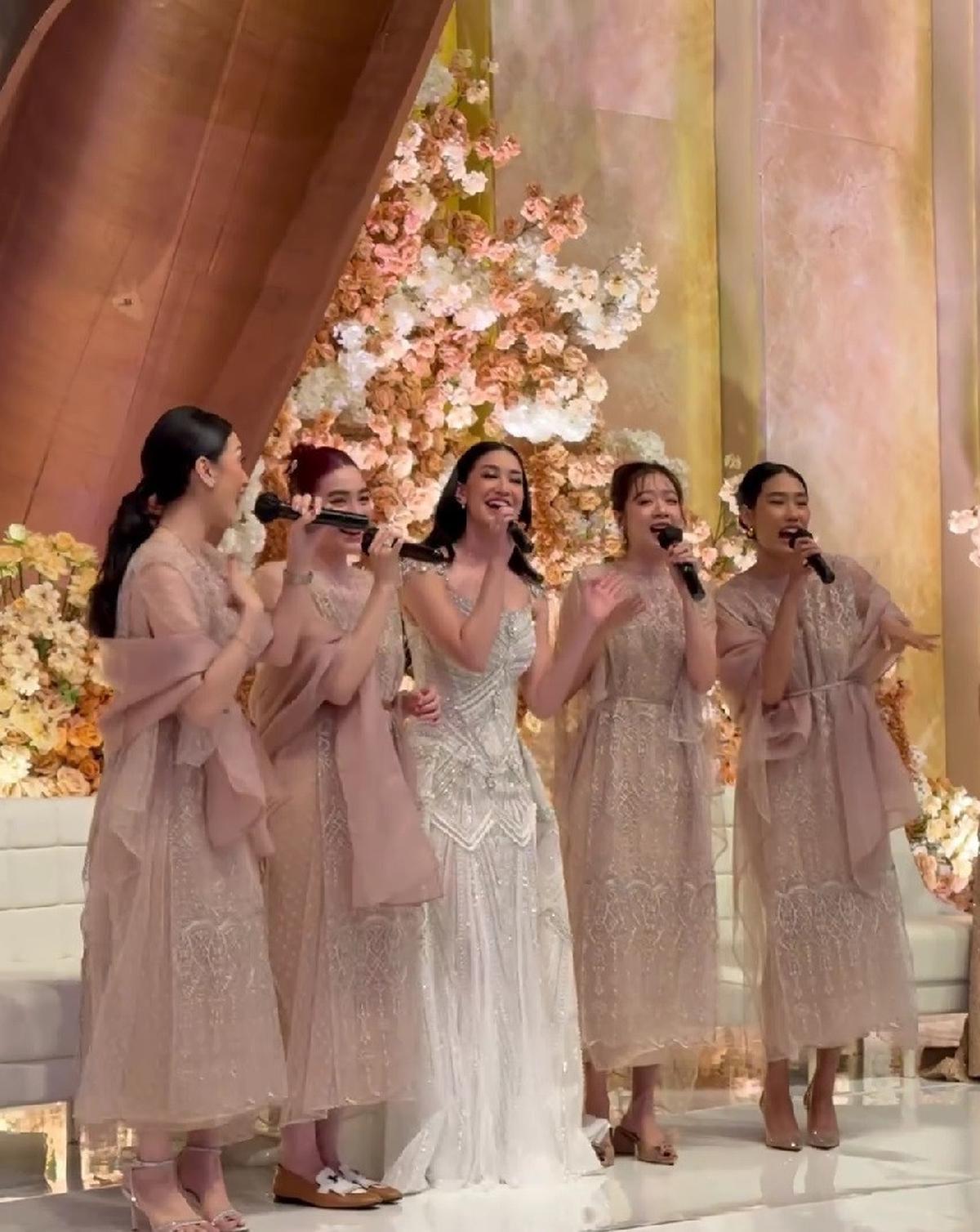 Potret Alika Islamadina Jadi Bridesmaid di Acara Pernikahan Elma Agustin, Nostalgia Nyanyikan Lagu Princess