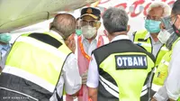 Menhub Budi Karya Sumadi meninjau pelaksanaan inspeksi keselamatan atau ramp check pesawat, yang dilakukan secara periodik oleh Ditjen Perhubungan Udara di Bandara Internasional Soekarno-Hatta, Tangerang, Banten, Minggu (17/1/2021).