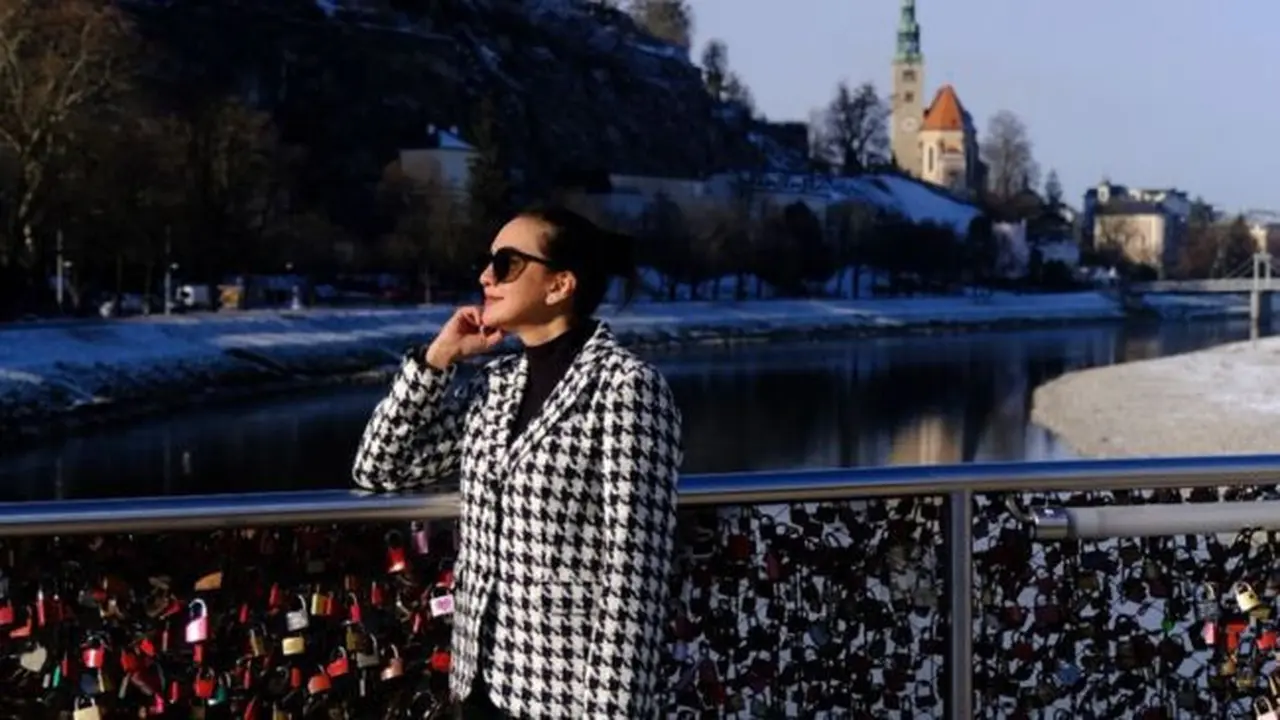 5 Potret Menawan Donna Agnesia Pamer Gaya di Salzburg, Oufit Mewah Serba Elegan (credit: instagram.com/darius_sinathrya).