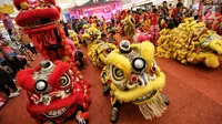 Pemain Barongsai berkumpul bersiap mengelilingi pusat perbelanjaan pada perayaan Cap Go Meh di Pluit Village, Jakarta Utara, Jumat (02/3). (Liputan6.com/Fery  Pradolo)