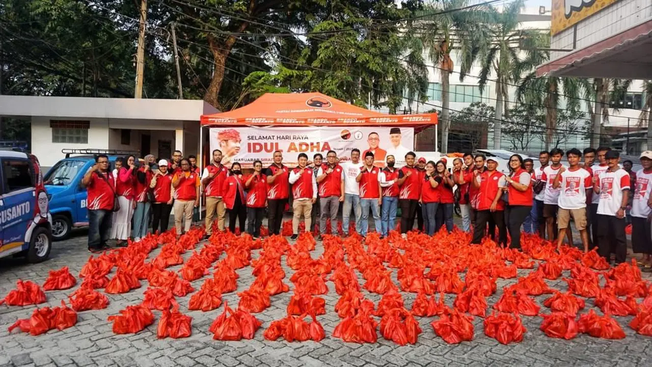 Taruna Merah Putih DKI Jakarta merayakan momen Idul Adha 1444 Hijriah tahun ini dengan membagikan 1.000 paket daging kurban ke warga Jakarta (Istimewa)