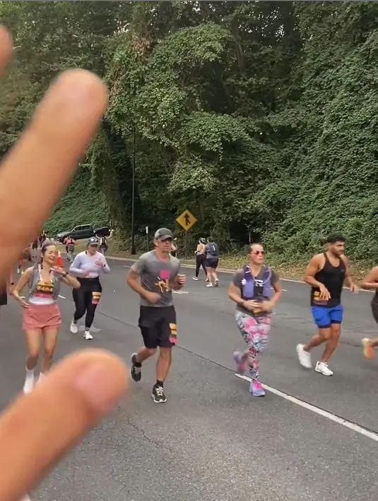 Setelah menikah, Enzy Storia mendampingi sang suami di Washington DC, Amerika Serikat. Pemeran yang juga host itu kerap membagikan beberapa kegiatannya selama di Amerika. Yang terbaru, ia mengikuti lari maraton. [Instagram/enzystoria]