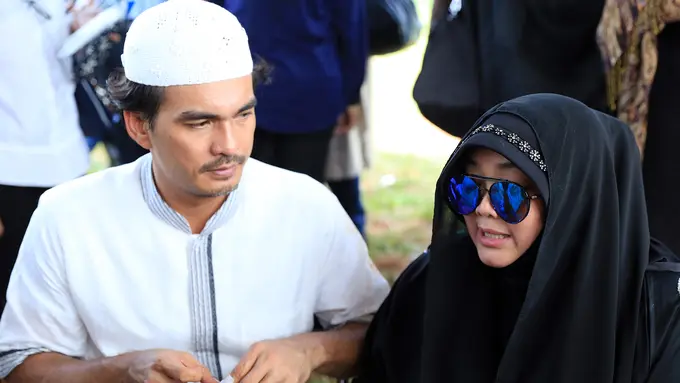 [Bintang] Teddy Syach dan Rina Gunawan