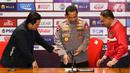 Ketua Umum PSSI Erick Thohir (kiri), Kapolri Jendral Listyo Sigit Prabowo (tengah) dan Menpora Zainudin Amali (kanan) usai memberikan konferensi pers tentang penegakan hukum match fixing di Media Center Stadion Utama Gelora Bung Karno Jakarta, Minggu (19/2/2023). Menurut Erick, fair play dan sportsmanship bukan cuma untuk mereka yang ada di lapangan. Tapi juga untuk seluruh insan dalam ekosistem sepakbola kita. Rule of the game, kata Erick harus konsisten diterapkan.  (Liputan6.com/Herman Zakharia)