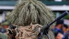 Seorang tentara penembak jitu mengenakan pakaian kamuflase saat mengikuti upacara pergantian Kepala Angkatan Bersenjata di kamp militer di Kota Quezon, Manila, Filipina (7/12). (Reuters/Erik De Castro)