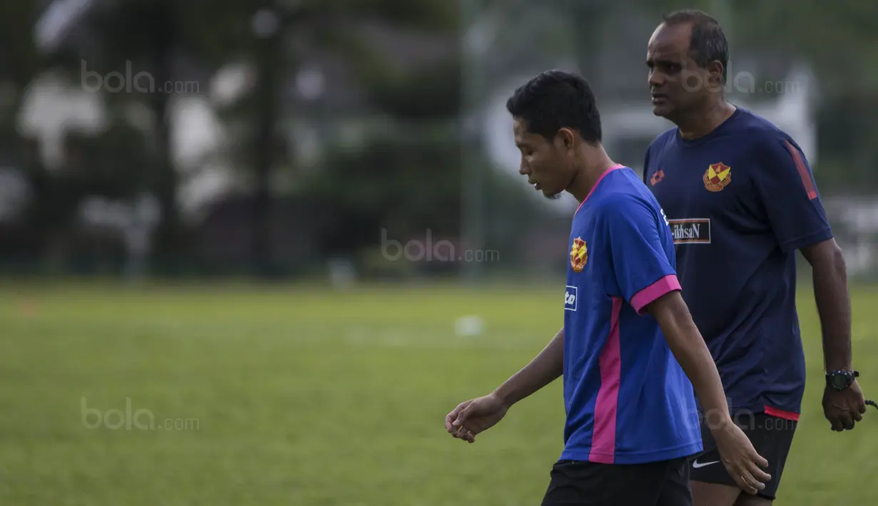 Pelatih Selangor FA, Pachaiappan Maniam, bersama Evan Dimas saat latihan di Lapangan SUK, Selangor, Sabtu (3/2/2018). Selangor FA bersiap jelang laga perdana Liga Super Malaysia melawan Kuala Lumpur FA. (Bola.com/Vitalis Yogi Trisna)