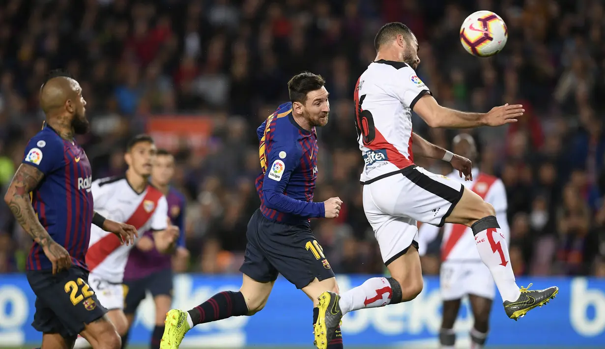 Pemain Barcelona, Lionel Messi (tengah), duel udara dengan pemain Rayo Vallecano, Jordi Amat (kanan), dalam pertandingan lanjutan La Liga 2018/2019 yang berlangsung di Camp Nou stadium, Sabtu (9/3/2019). (AFP/Lluis Gene)