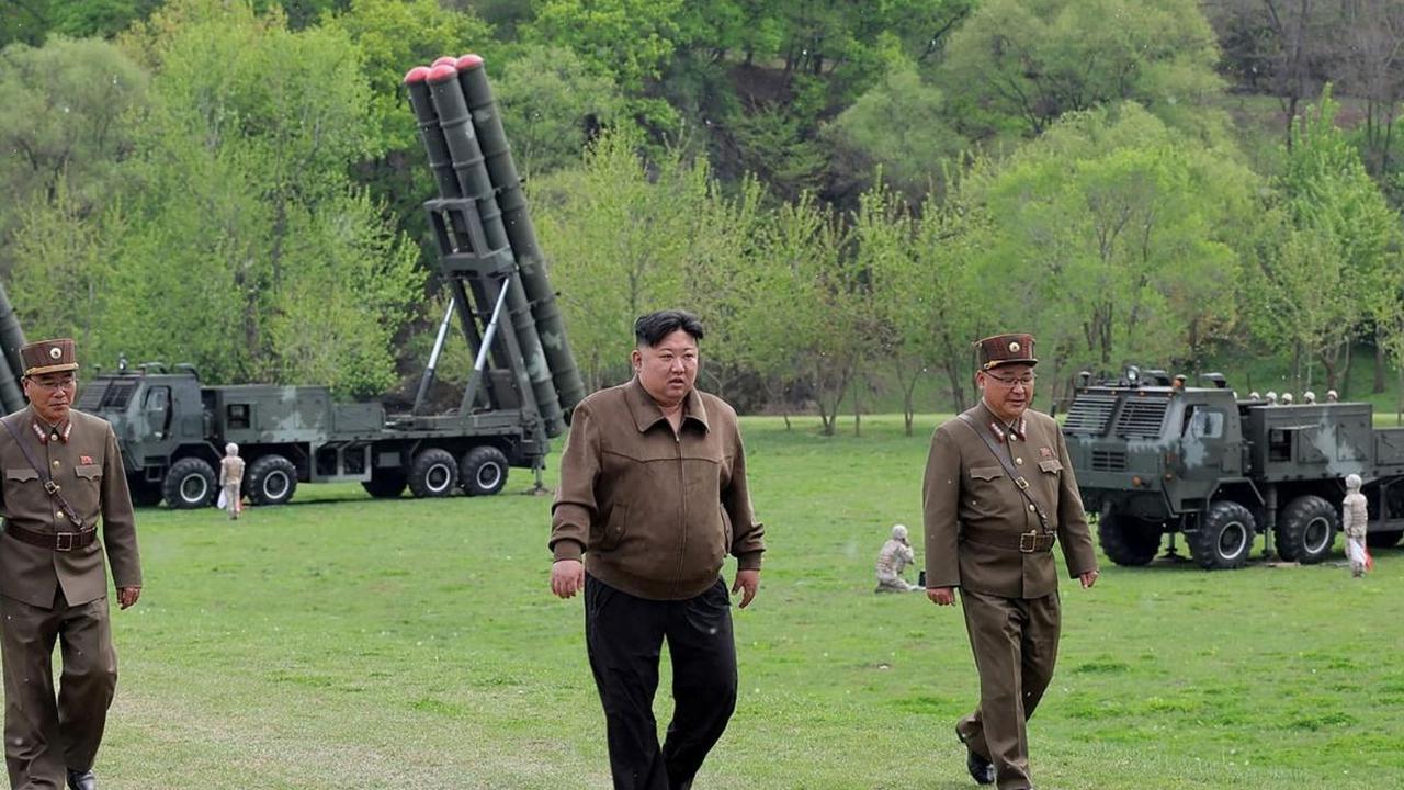 Kim Jong-un juga sempat menyatakan kepuasannya yang luar biasa saat memantau latihan serangan balik tersebut. Foto: STR / KCNA VIA KNS / AFP<br>