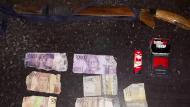 Parang dan barang bawaan Syarifuddin yang diamankan polisi (Fauzan/Liputan6.com)