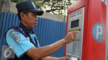 Petugas parkir melakukan transaksi pembayaran pada mesin parkir meter atau Tempat Parkir Elektronik (TPE) di Jalan Sabang, Jakarta Pusat, Senin (21/9/2015). Diduga mereka mendapatkan gaji di bawah UMP  DKI Jakarta. (Liputan6.com/Gempur M Surya)